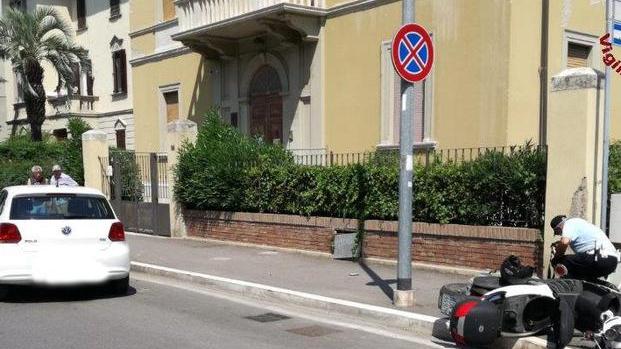 Auto inverte la marcia Vigile del fuoco travolto sullo scooter