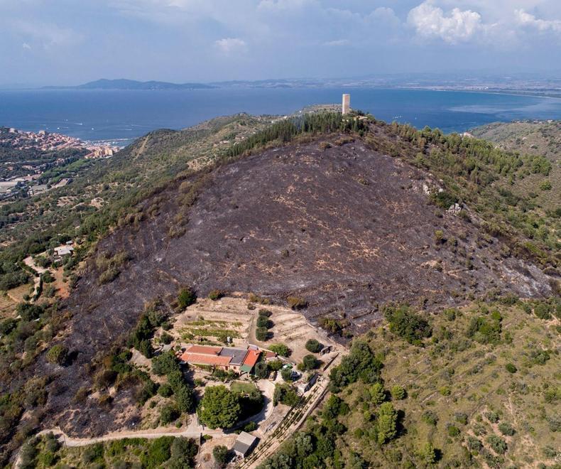 Il Promontorio ferito La torre dell’Argentiera spunta da un buco nero 