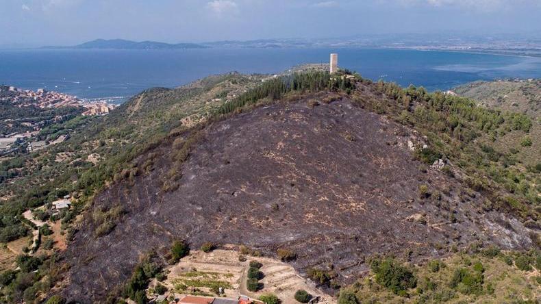 Il Promontorio ferito La torre dell’Argentiera spunta da un buco nero