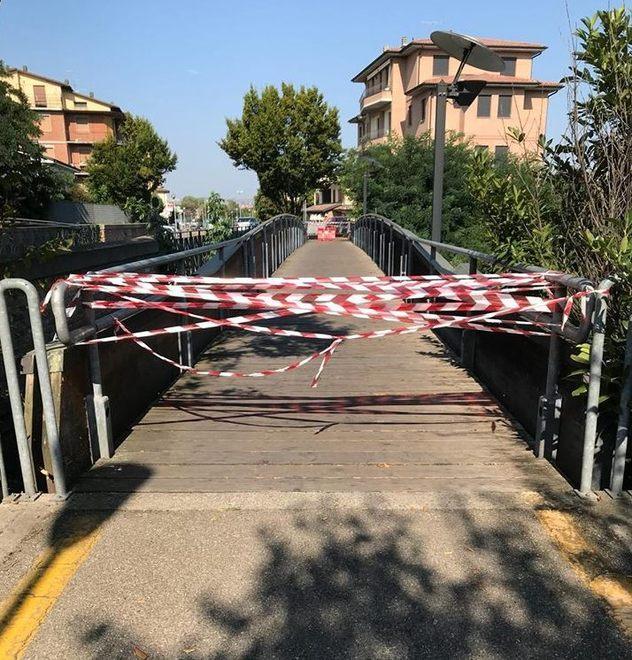 Si rompe un’asse Chiuso il ponticello