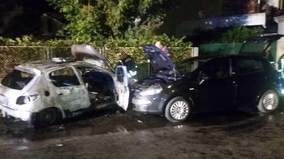 Auto a fuoco: gravi danni