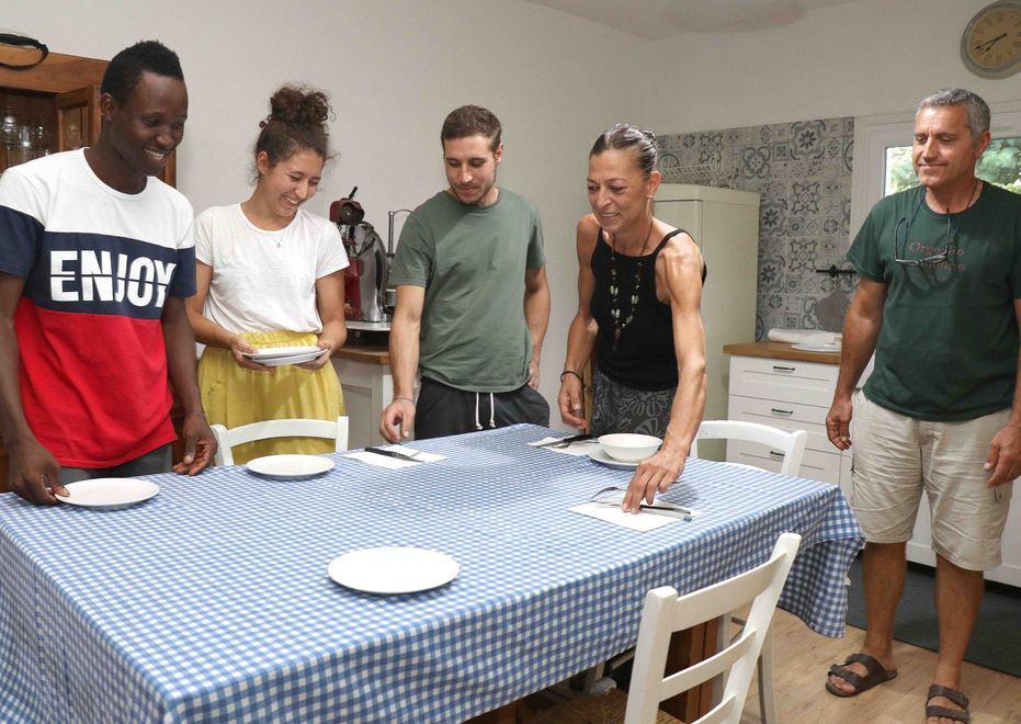 Il profugo in famiglia diventato amico anche delle galline «Come un parente» 