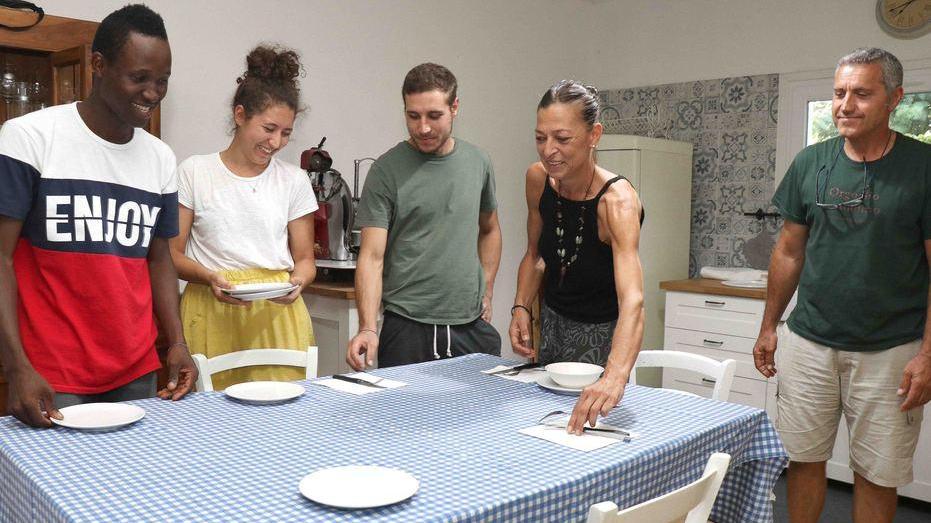 Il profugo in famiglia diventato amico anche delle galline «Come un parente»