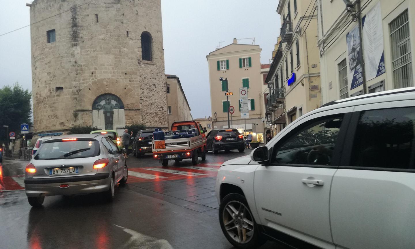 Traffico impazzito per l’acquazzone estivo