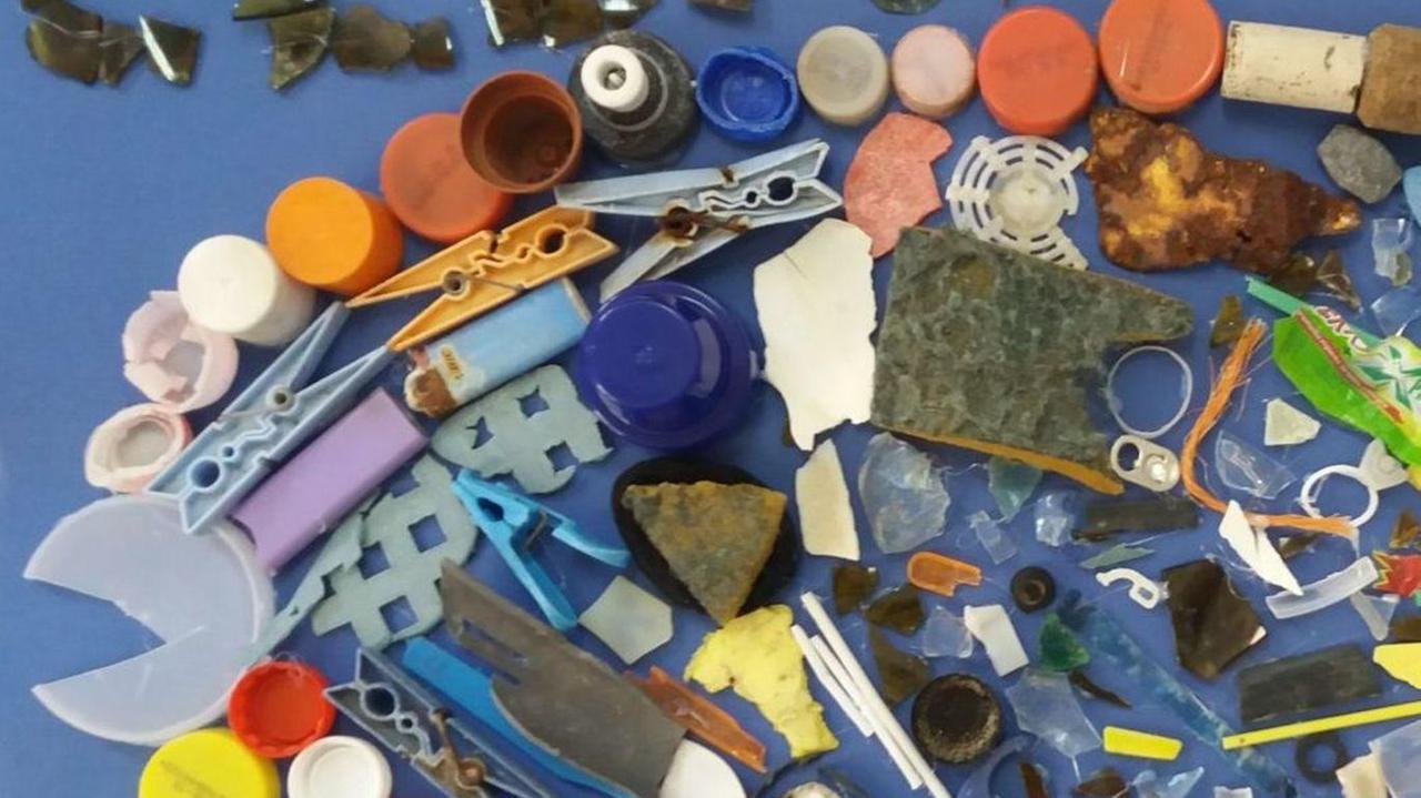 Bambini artisti con i tappi di plastica