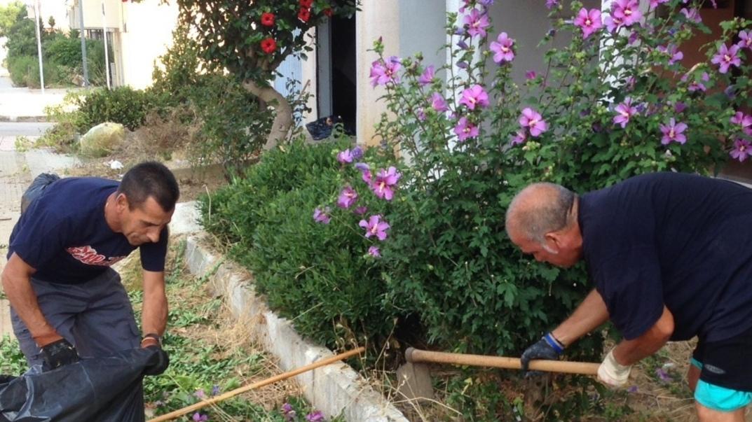 Due cittadini tagliano l’erba nei marciapiedi in via Piemonte