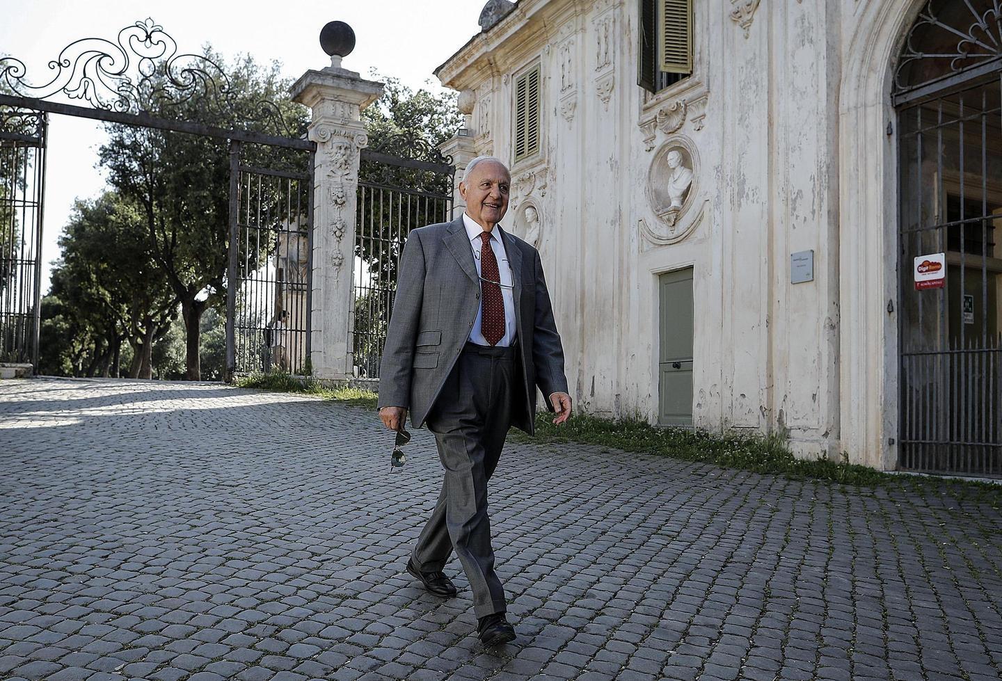 Il ministro Savona a tu per tu con Vespa