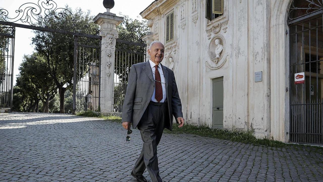 Il ministro Savona a tu per tu con Vespa