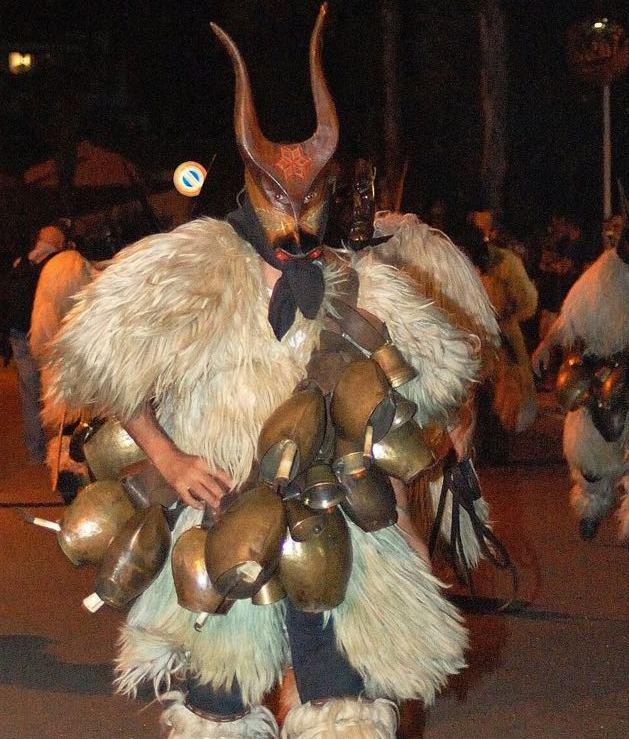 In piazza con le maschere sarde