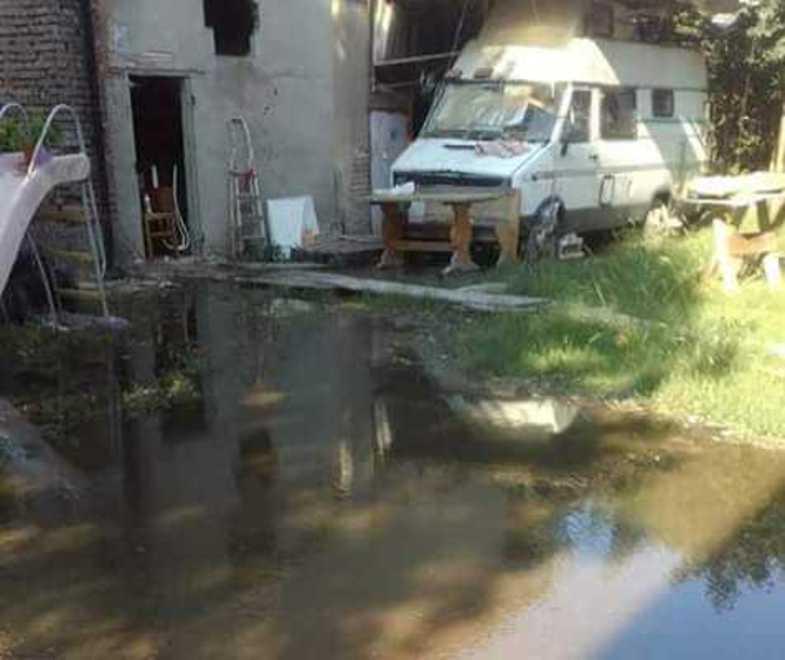 Gara di solidarietà per la famiglia in camper I cittadini donano borse della spesa piene 