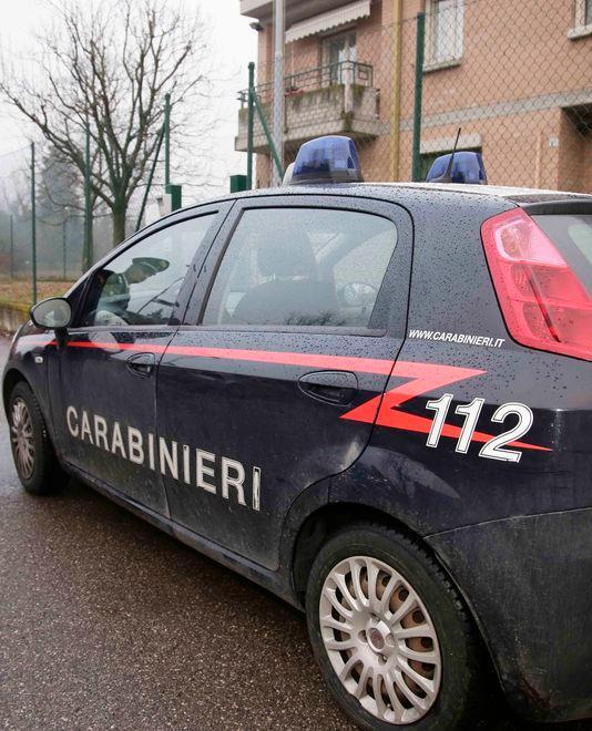 Tentano un furto al bar arrivano i carabinieri