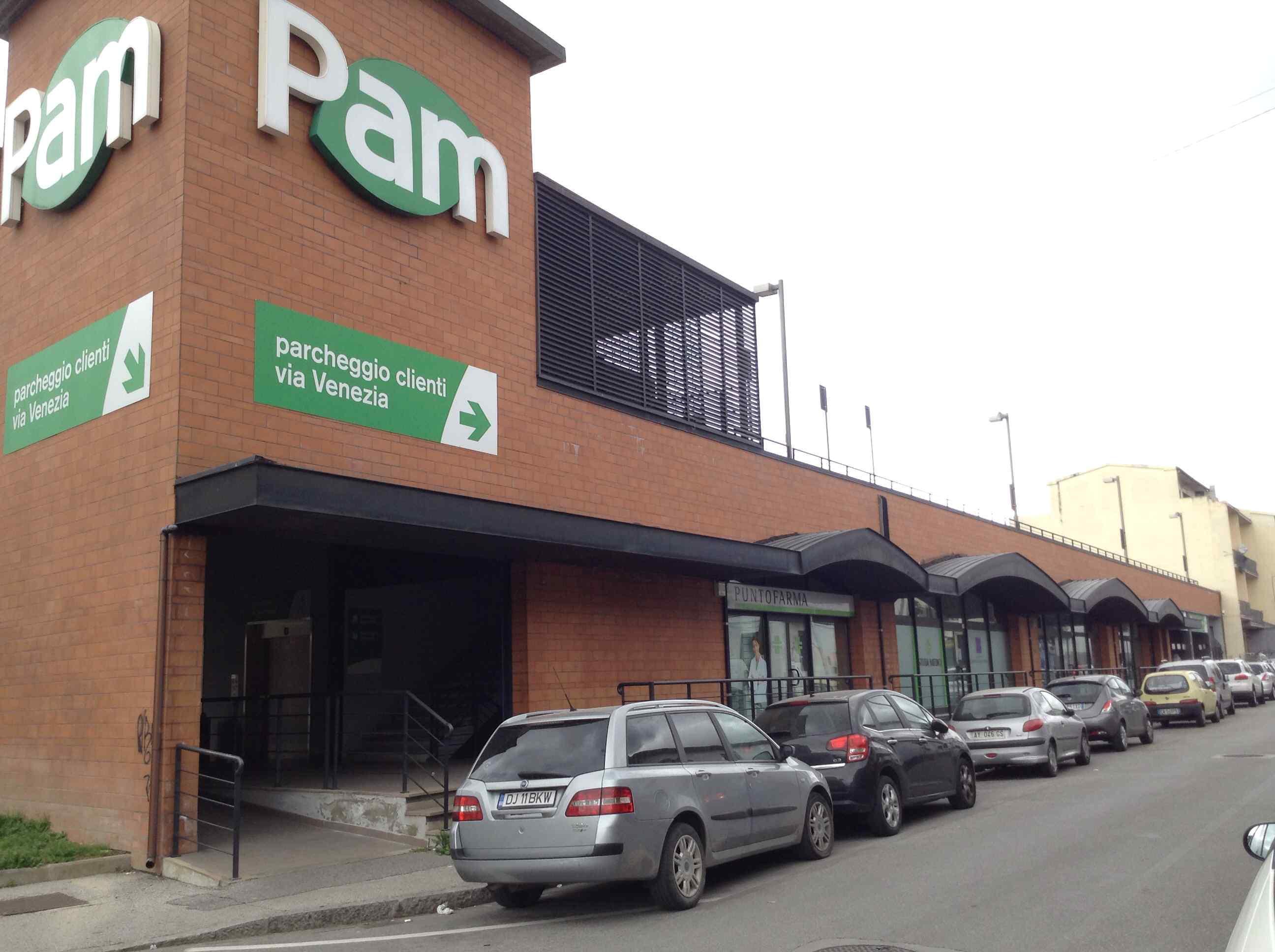 Il supermercato Pam all'angolo tra via Palermo e via Venezia