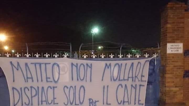 Uno dei due striscioni affissi fuori dallo stadio Lungobisenzio