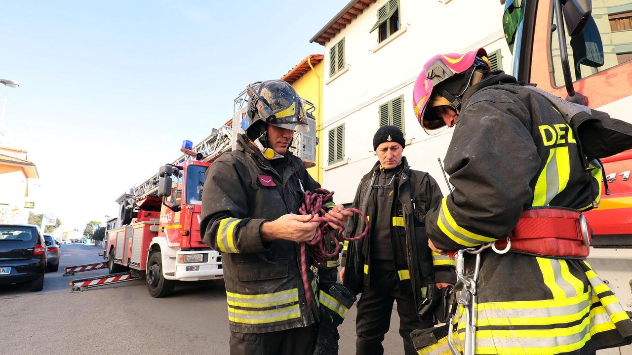 Un equipaggio dei vigili del fuoco (foto d'archivio)