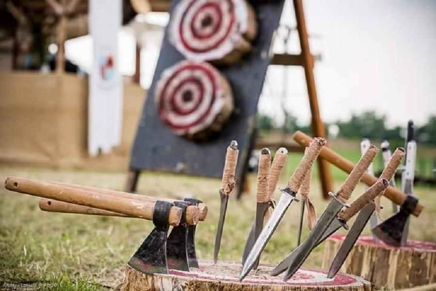 Fanano, lancio di coltelli ed asce Nel cortile della canonica una sfida interregionale 