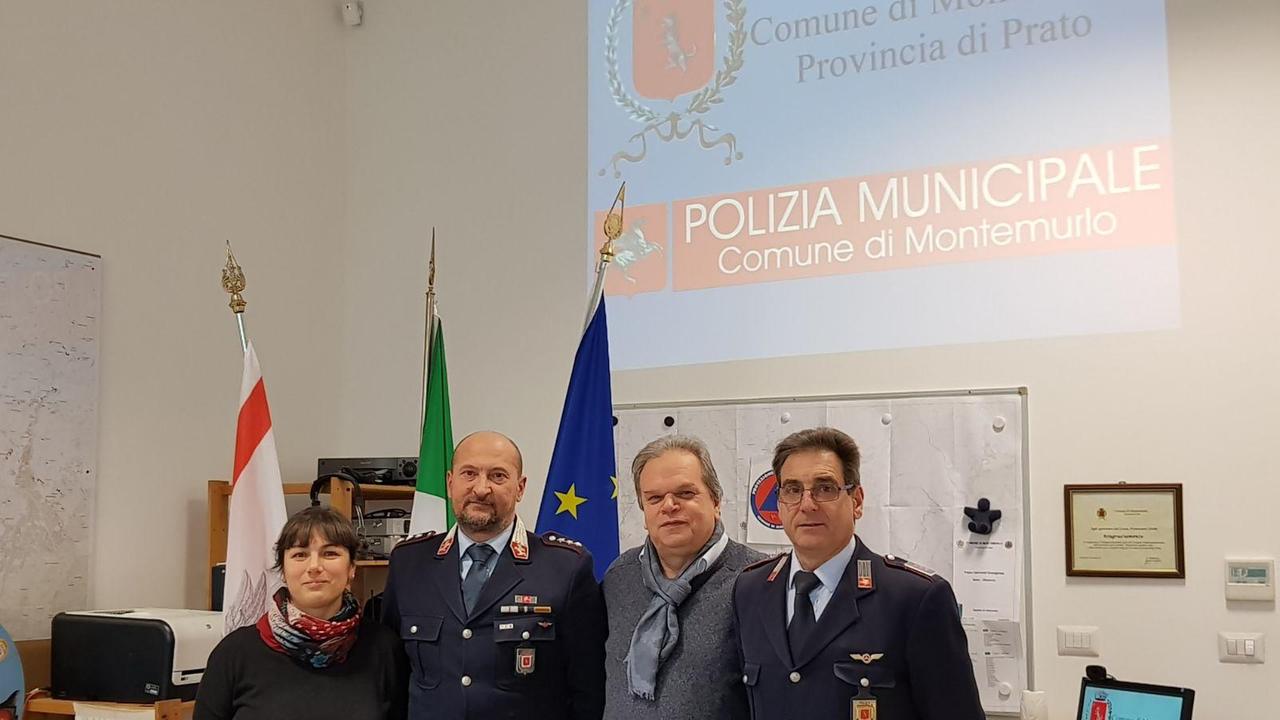 Da sinistra, l'assessora De Masi, il comandante Biagioni, il sindaco Lorenzini e l'agente Capocchi