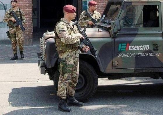 Una pattuglia della Folgore impegnata nell'operazione Strade Sicure