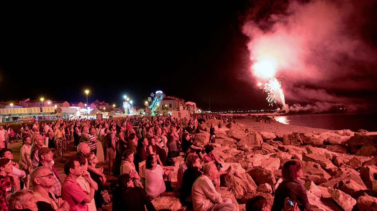 Una precedente edizione dello spettacolo pirotecnico a Marina di Pisa (Foto Muzzi)
