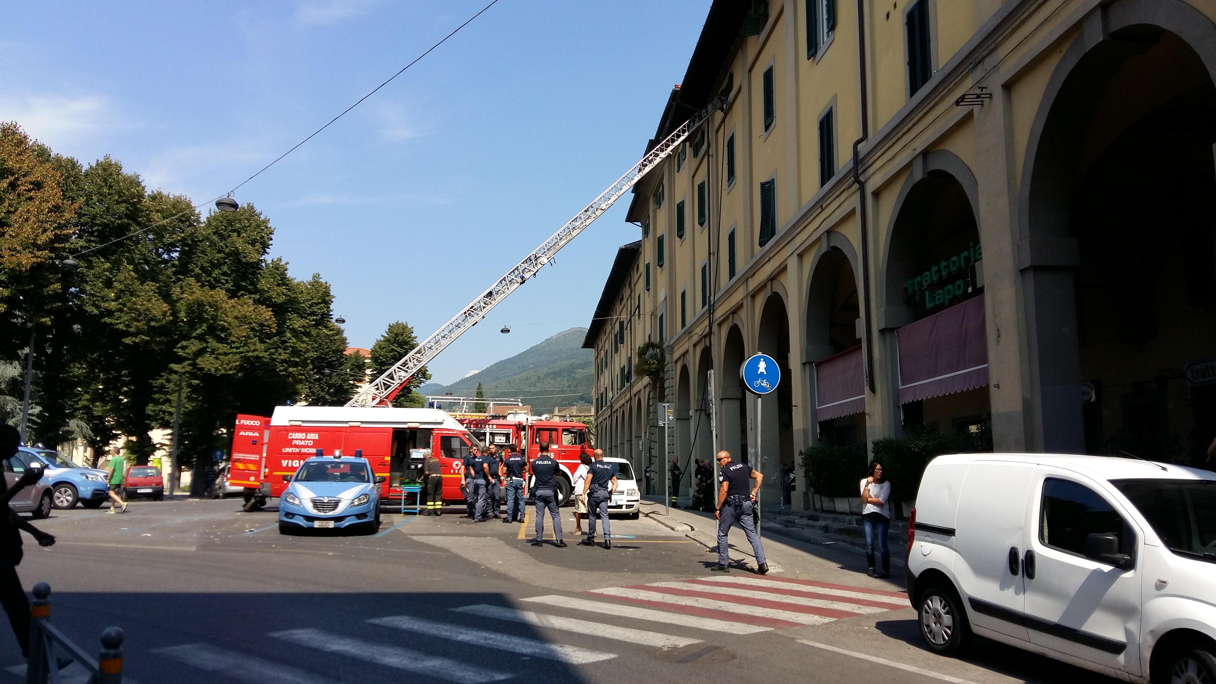 L'intervento dei vigili del fuoco in piazza Mercatale (foto Sproviero/Batavia)