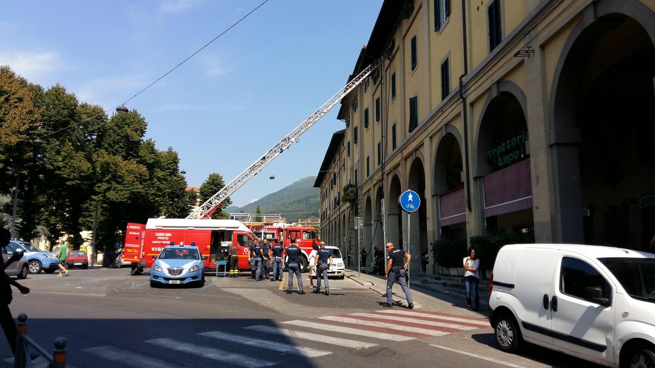 L'intervento dei vigili del fuoco in piazza Mercatale (foto Sproviero/Batavia)