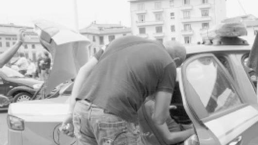 La polizia davanti alla Camera del lavoro. A sinistra un agente accanto al primo dei due giovani rumeni fermati