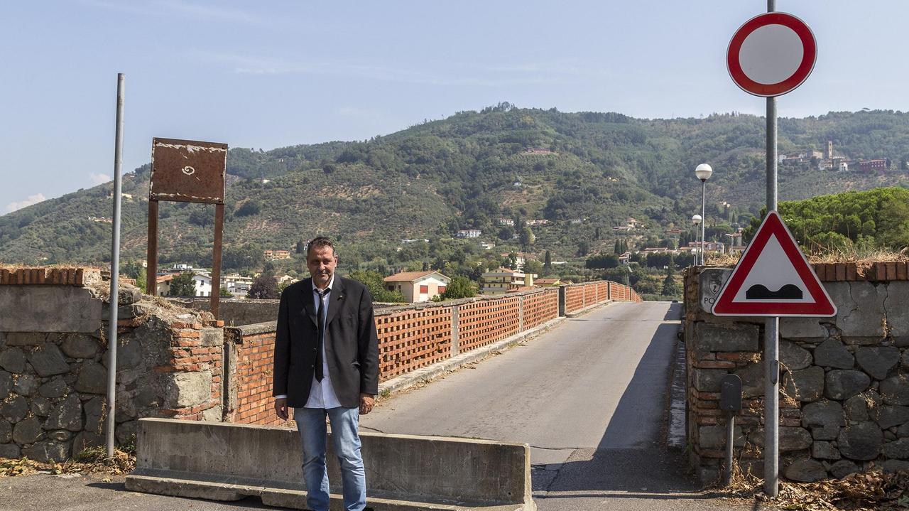 Il sindaco Oreste Giurlani davanti al ponte chiuso al transito (Foto Nucci)