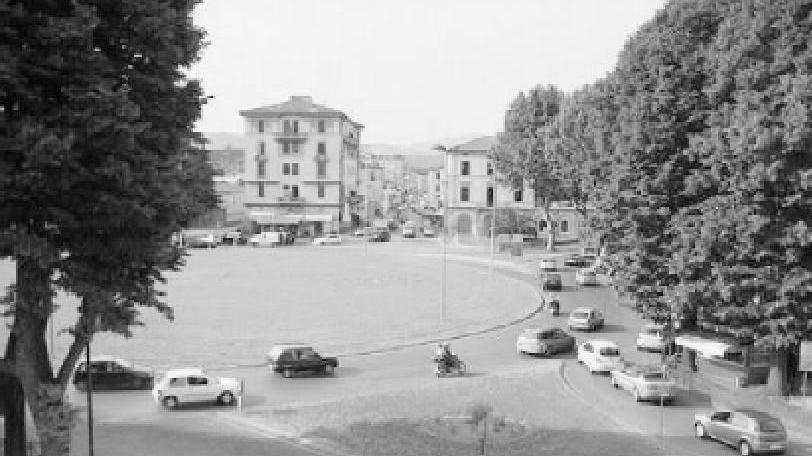 A destra, la rotonda di piazza Martiri della Libertà che verrà ridotta per ottenere 64 nuovi parcheggi per auto Sotto via Borgo Giannotti dove saranno realizzati stalli a pagamento o per residenti