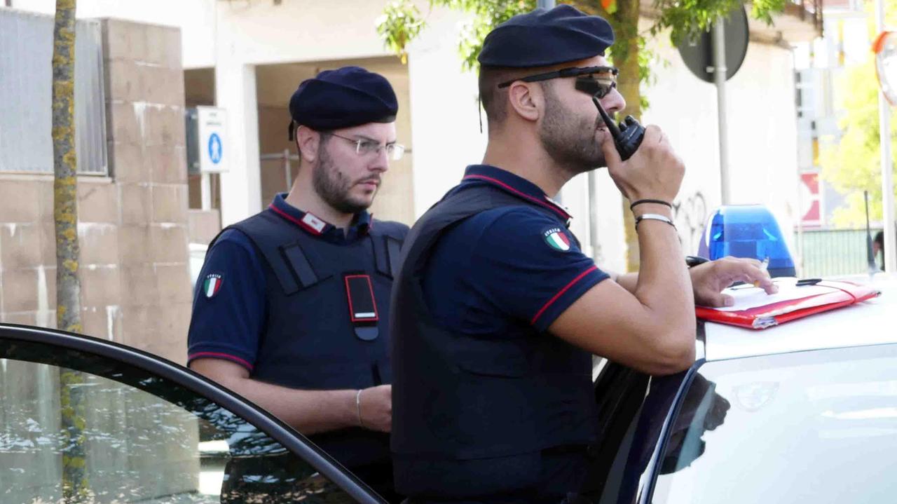 Una pattuglia dei carabinieri durante un'operazione