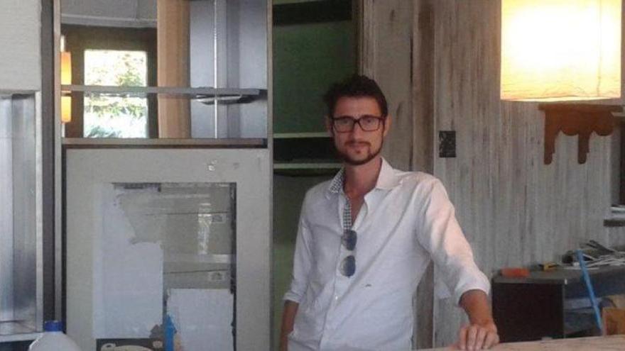 Davide Vitelli, 32 anni di Pisa, all’interno del complesso turistico del “Le Ginestre” di cui è proprietario