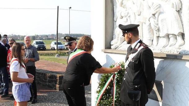 La deposizione di una corona di alloro ai piedi del monumento ai Caduti (Foto Nucci)