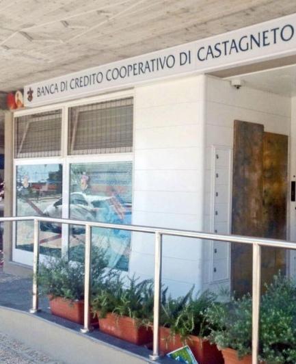 Banche, chiuderanno 500 filiali «Ho 70 anni, devo fare 20 km» 
