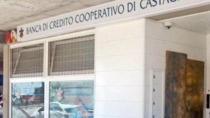 Banche, chiuderanno 500 filiali «Ho 70 anni, devo fare 20 km»