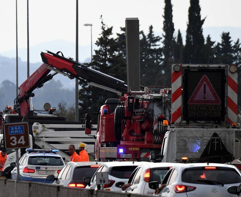 Segnaletica a rischio, sulla Fi-Pi-Li si tolgono venti cartelli stradali 