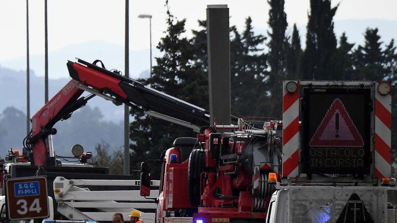 Segnaletica a rischio, sulla Fi-Pi-Li si tolgono venti cartelli stradali