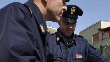 Si fingono parenti e gli rubano la collana d’oro