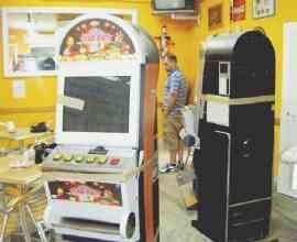 <strong>IL DANNO.</strong> I videopoker danneggiati e l’insegna del bar “G.B”