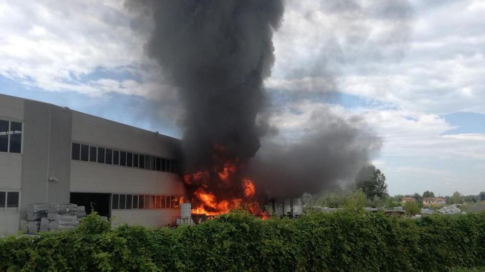 Indagate due persone per il maxi incendio alla Ferredil Cerù
