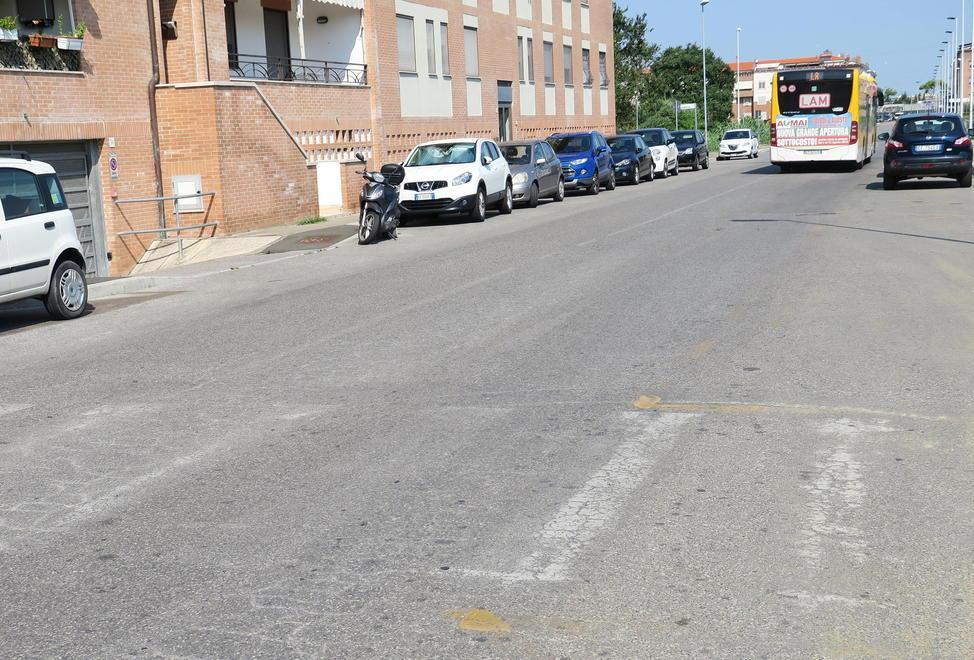 «Strisce blu sì, quelle pedonali no: vergogna» 