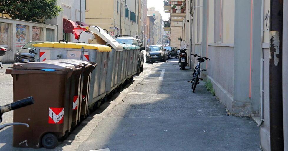Via i rifiuti dal marciapiede 