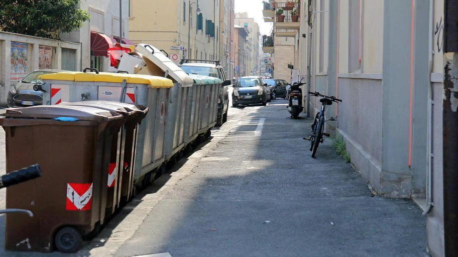 Via i rifiuti dal marciapiede
