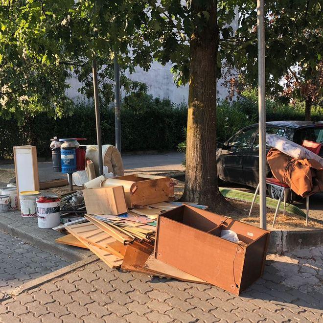 Il marchio degli incivili in via della Repubblica