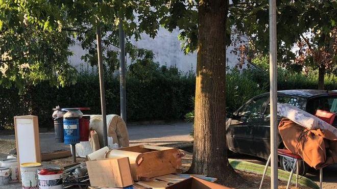 Il marchio degli incivili in via della Repubblica