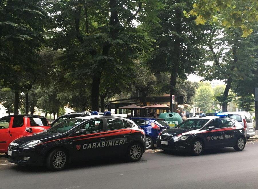 Arrivano i carabinieri e gli spacciatori abbandonano la droga
