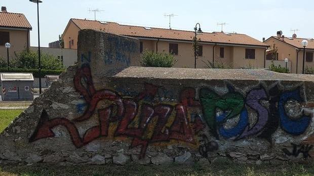 Scritte, disegni e danni Un nuovo scempio al rifugio antiaereo