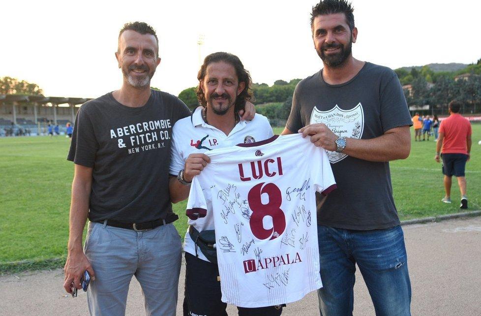 La maglia di Luci con le firme