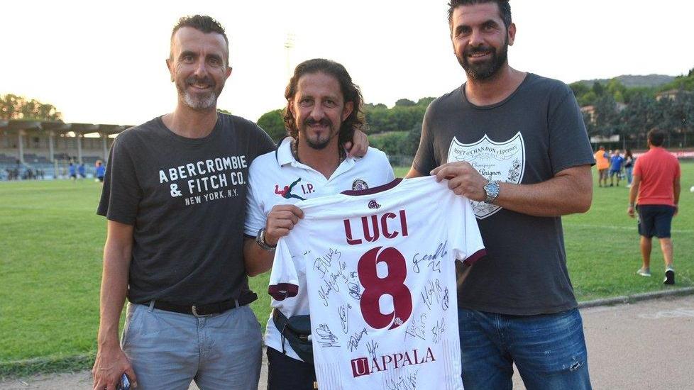 La maglia di Luci con le firme