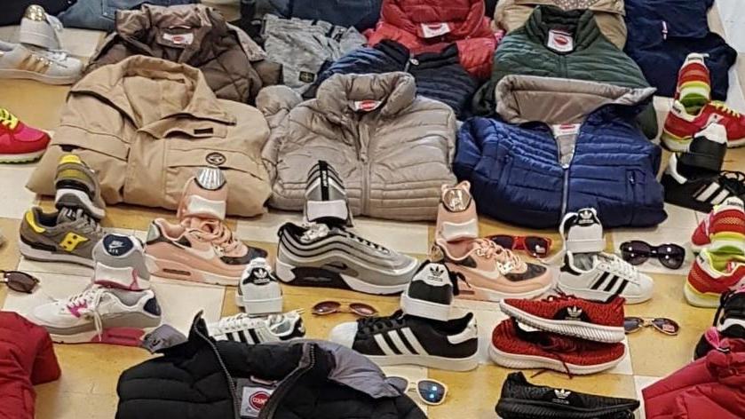 Sorpreso con 300 capi di vestiario dai marchi fasulli