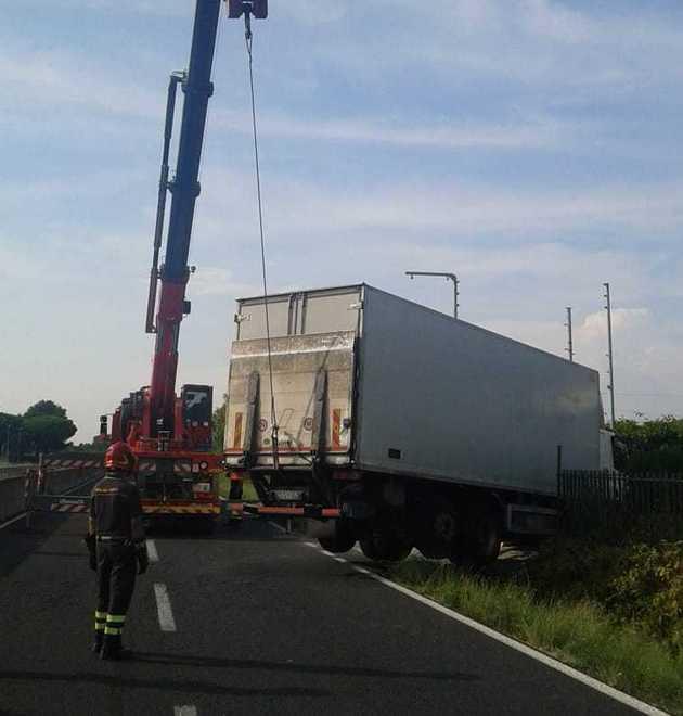 Tir finisce con le ruote in fossetta traffico in tilt