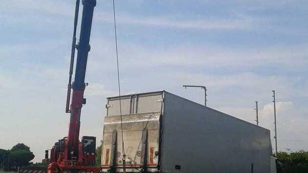 Tir finisce con le ruote in fossetta traffico in tilt