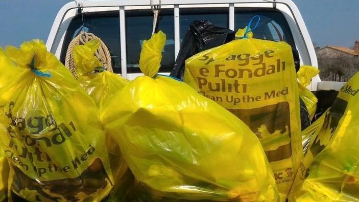 Plastica e lenze sulla spiaggia rimossi 18 sacchi di sporcizia